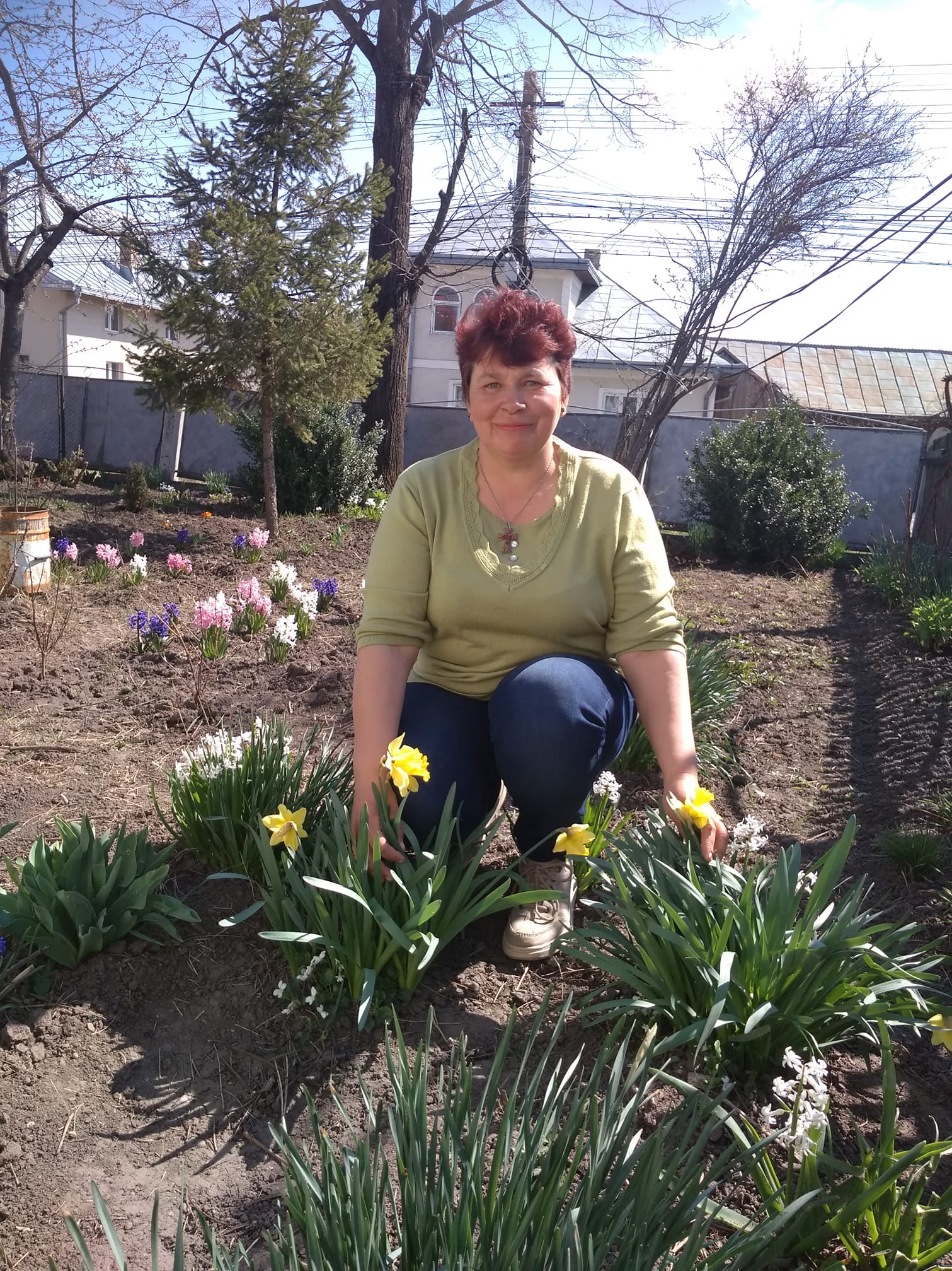 Doina Ruscior în grădină, printre flori de primăvară